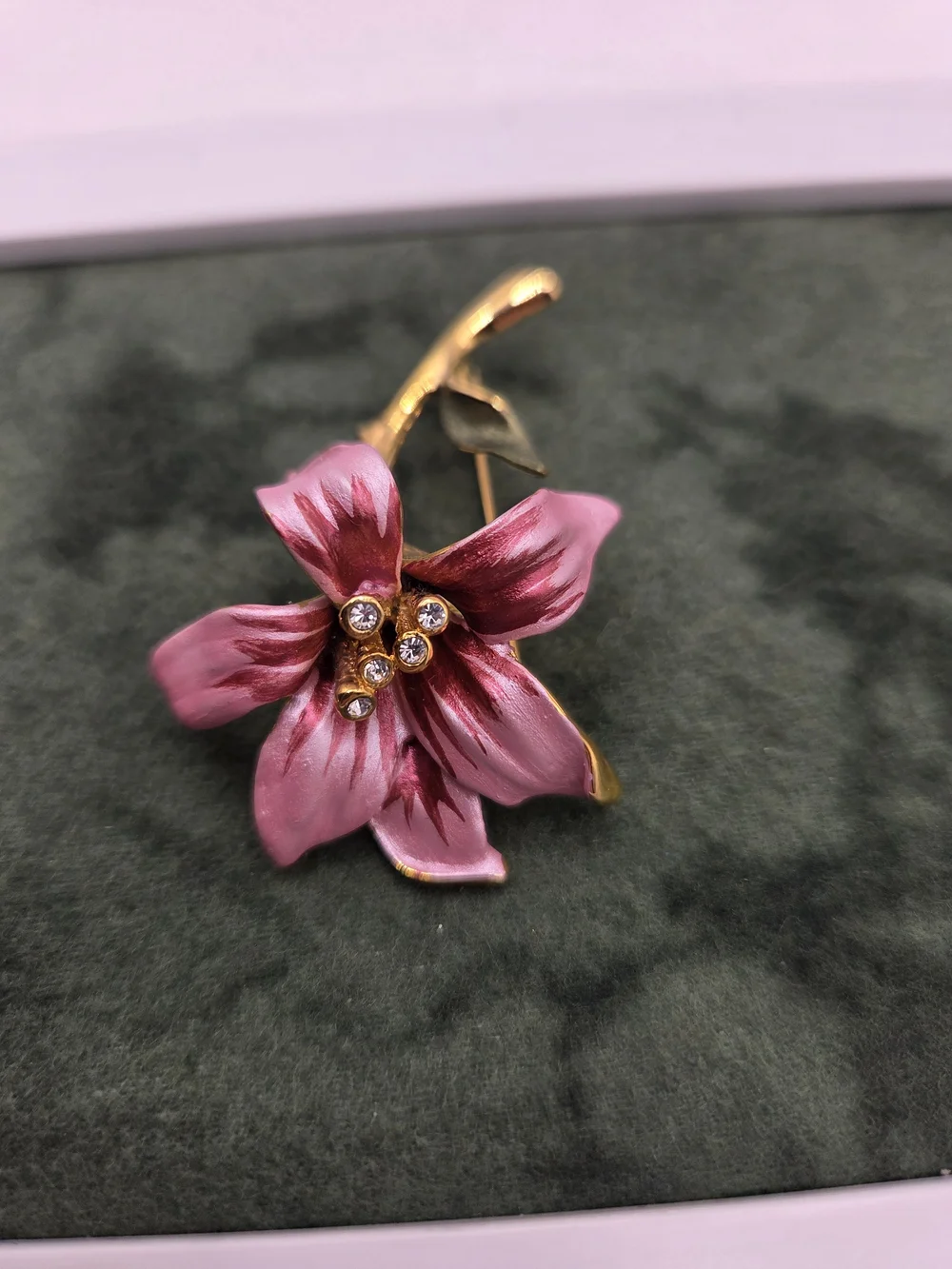 1525. Vintage Enamel Lilly Brooch / Pin